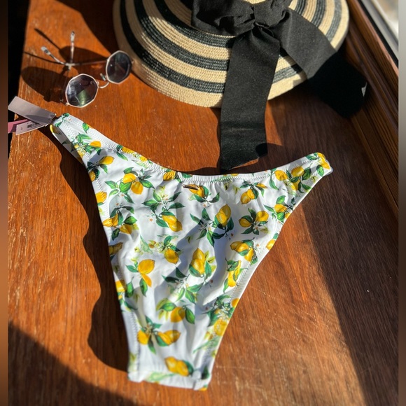 πππAmalfi Coast Lemon Print Bikini Set- Size L πππ - Picture 4 of 15